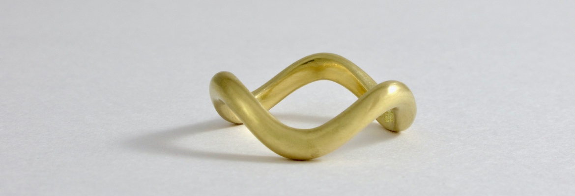 18carat gold wave ring